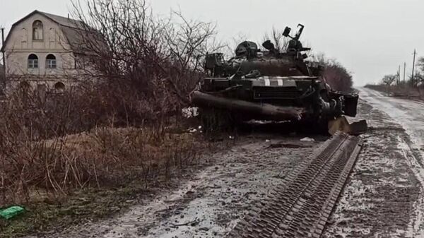 Подбитый танк ВСУ на трассе в районе села Гнутово в ДНР