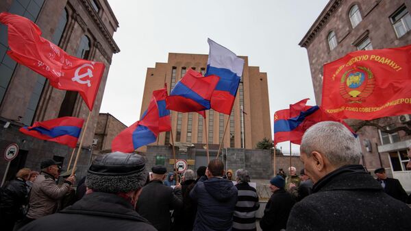Участники акции в поддержку России у посольства РФ в Ереване