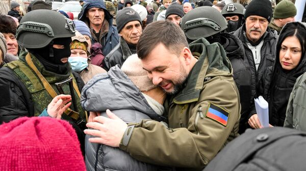 Глава ДНР Денис Пушилин общается с жителями освобожденного села Гранитное в Донецкой народной республике
