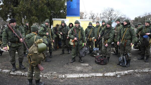 Военнослужащие народной милиции ДНР в освобожденном селе Гранитное в Донецкой народной республике