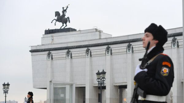 Почетный караул у Вечного огня в Парке Победы на Поклонной горе в Москве