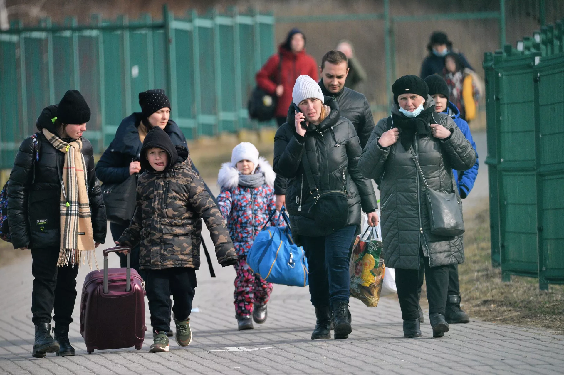 Жители Украины проходят польско-украинскую границу через контрольно-пропускной пункт Медыка Жители Украины проходят польско-украинскую границу через контрольно-пропускной пункт Медыка - РИА Новости, 1920, 18.07.2022