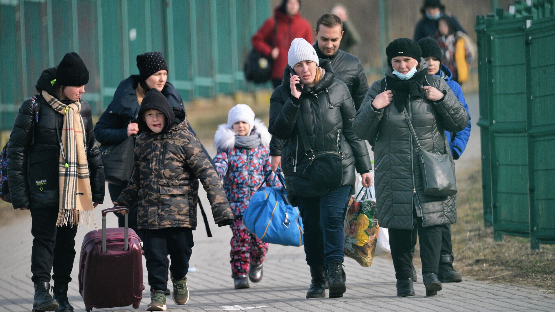 Жители Украины проходят польско-украинскую границу через контрольно-пропускной пункт Медыка - РИА Новости, 1920, 19.12.2022