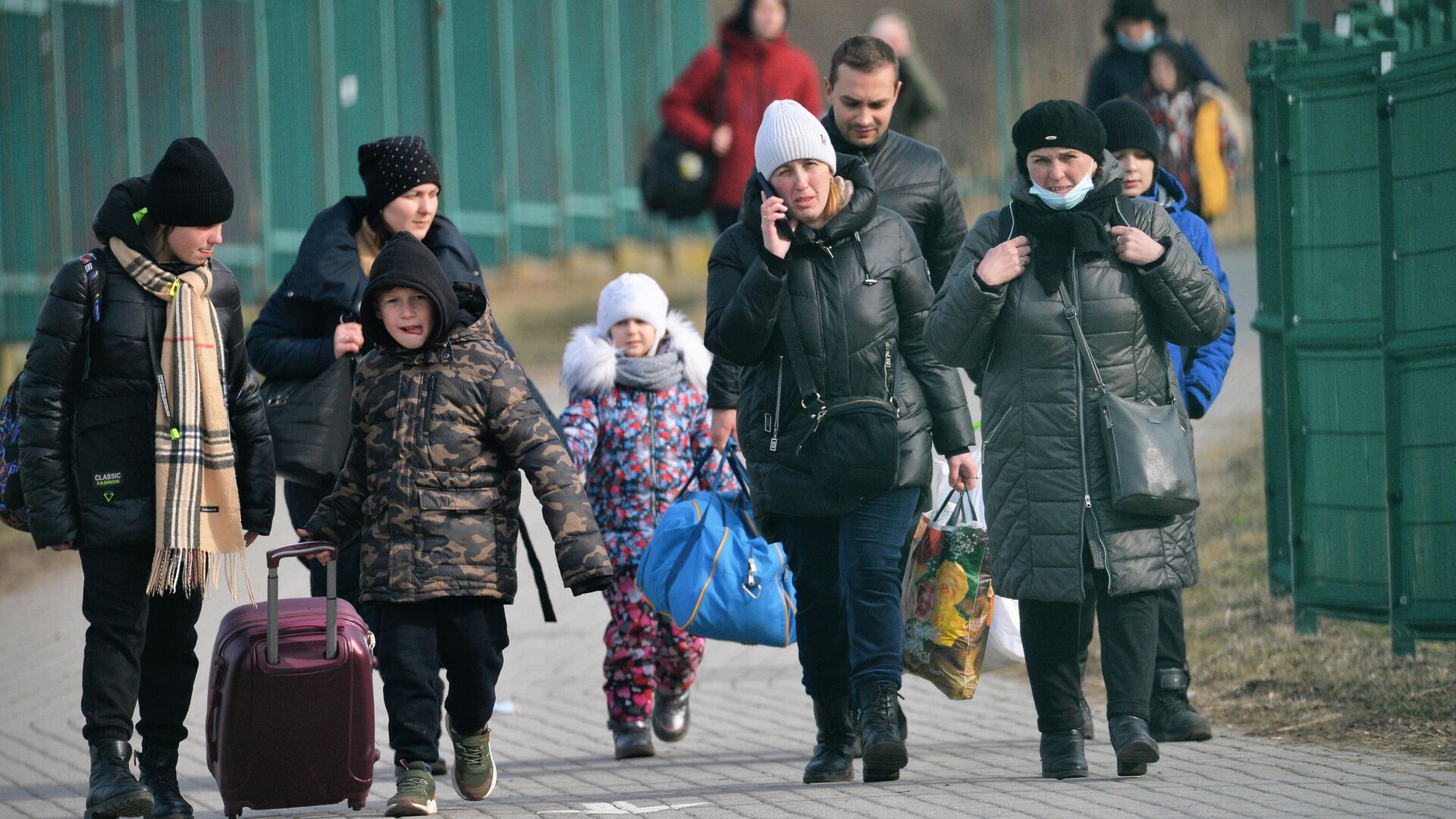 Жители Украины проходят польско-украинскую границу через контрольно-пропускной пункт Медыка - РИА Новости, 1920, 26.04.2022