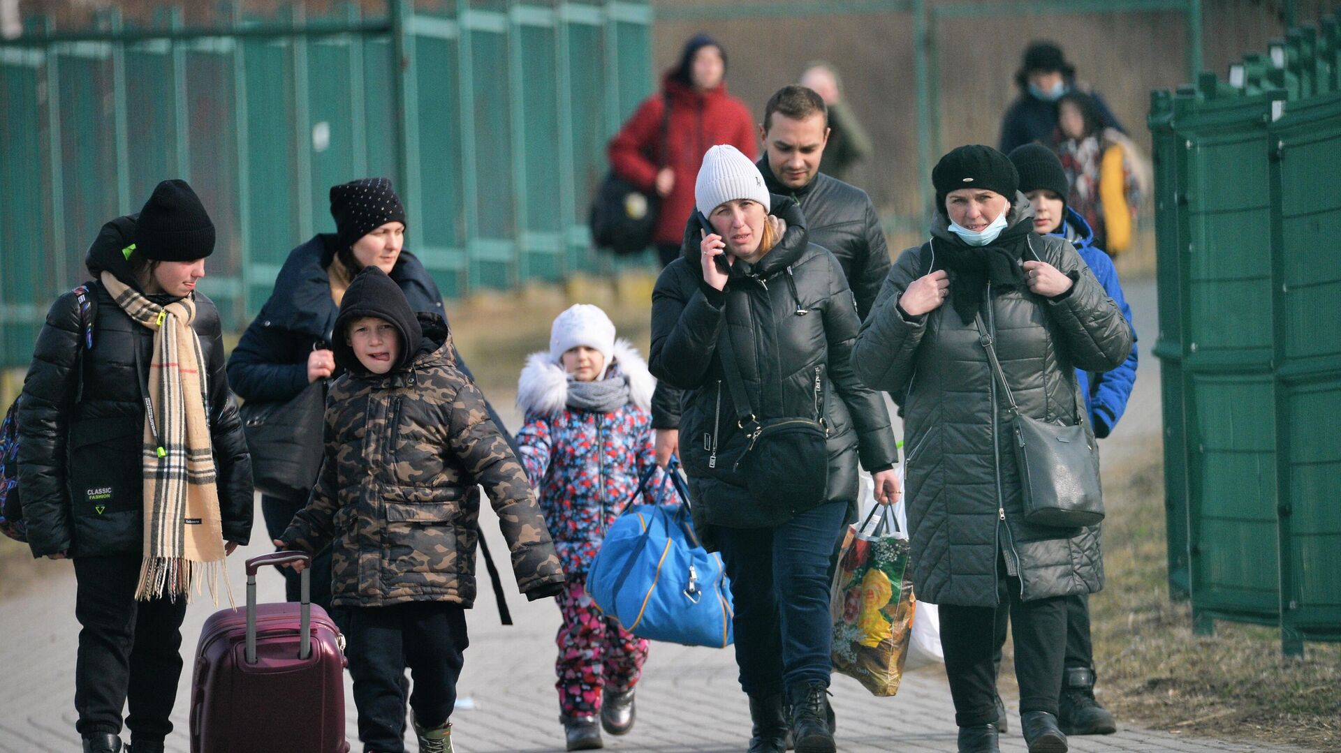 Жители Украины проходят польско-украинскую границу - РИА Новости, 1920, 19.02.2023