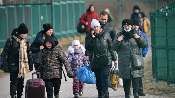 Жители Украины проходят польско-украинскую границу