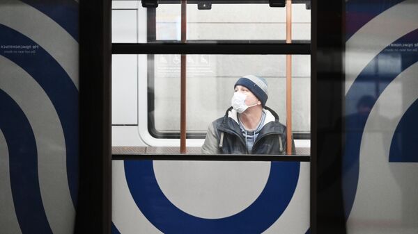 Пассажир в вагоне поезда московского метрополитена
