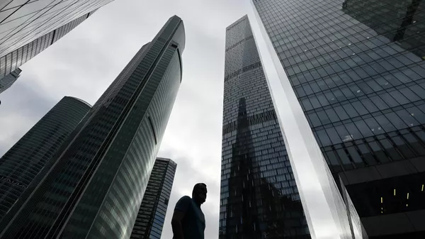 Прохожий возле московского международного делового центра Москва-Сити