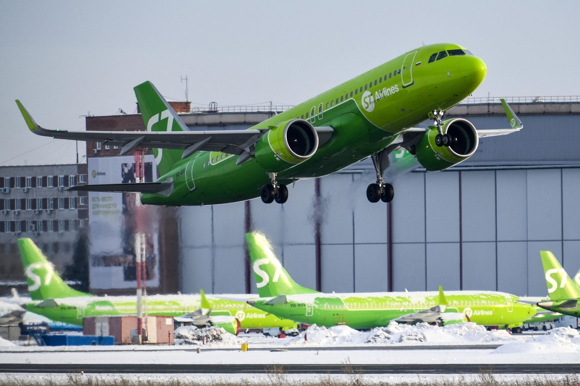 Самолет Airbus A320neo авиакомпании S7 Airlines в Международном аэропорту Новосибирска - РИА Новости, 1920, 05.03.2022