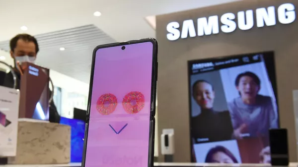 Cмартфон в фирменном магазине Samsung в Москве