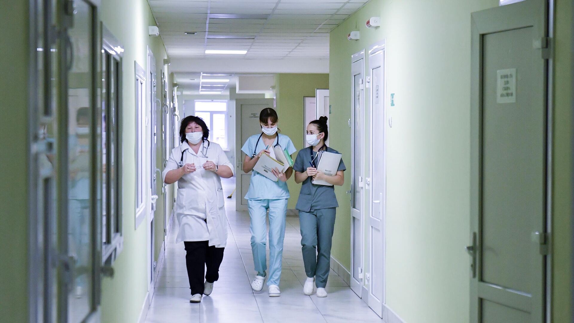 Медицинские работники в коридоре больницы - РИА Новости, 1920, 05.03.2022