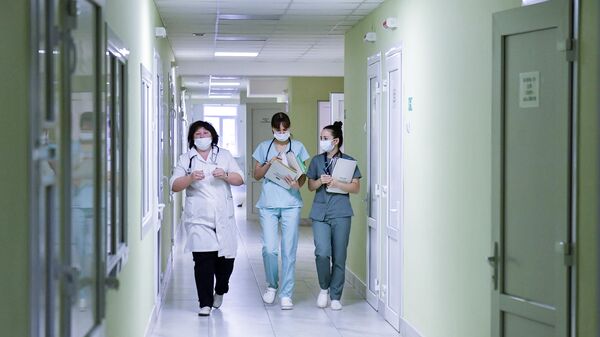 Медицинские работники в коридоре больницы