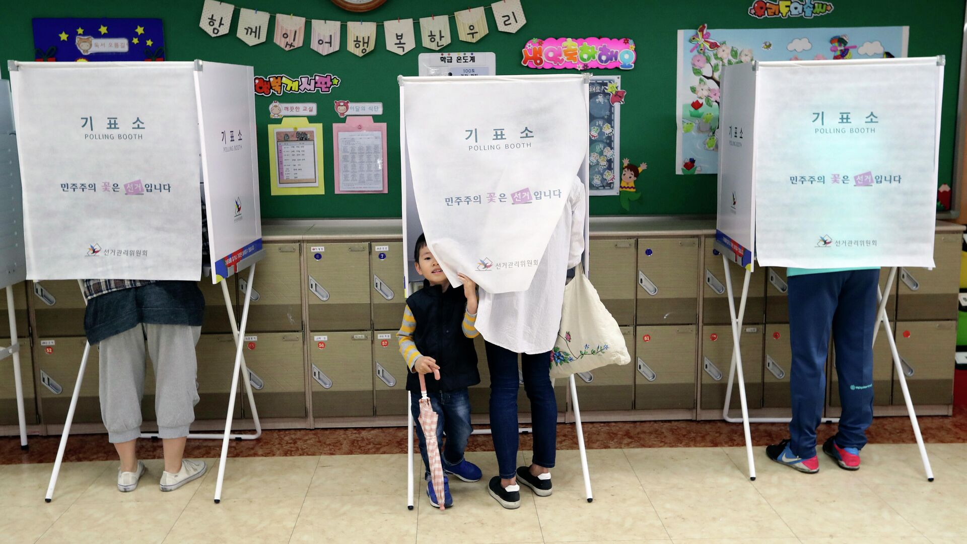 Люди голосуют на избирательном участке в Сеуле во время президентских выборов в Южной Корее - РИА Новости, 1920, 09.03.2022