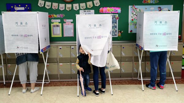 Люди голосуют на избирательном участке в Сеуле во время президентских выборов в Южной Корее