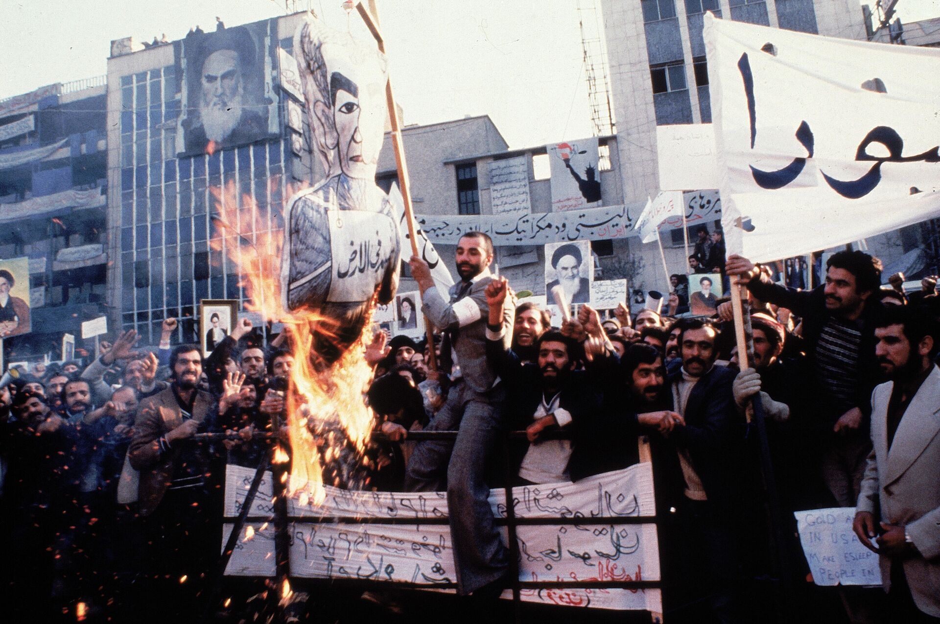 Демонстрация против шаха Резу Пехлеви перед посольством США в Тегеране, Иран, 1979 год - РИА Новости, 1920, 05.03.2022