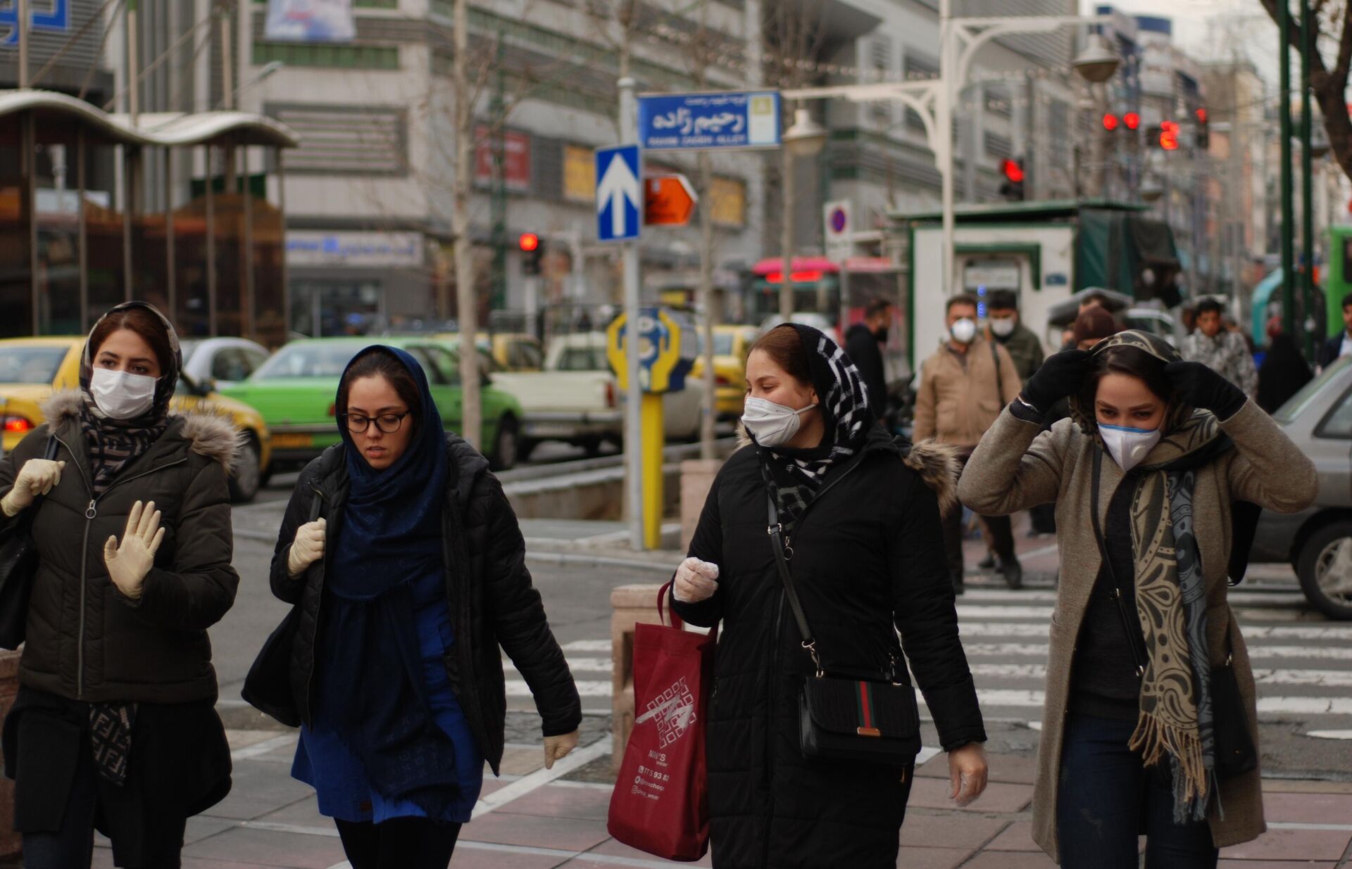 Жители Тегерана идут по одной из центральных улиц в медицинских масках - РИА Новости, 1920, 05.03.2022