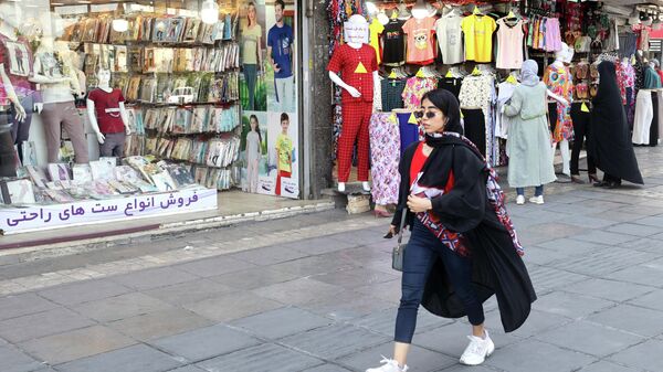 Девушка на центральной улице в Тегеране