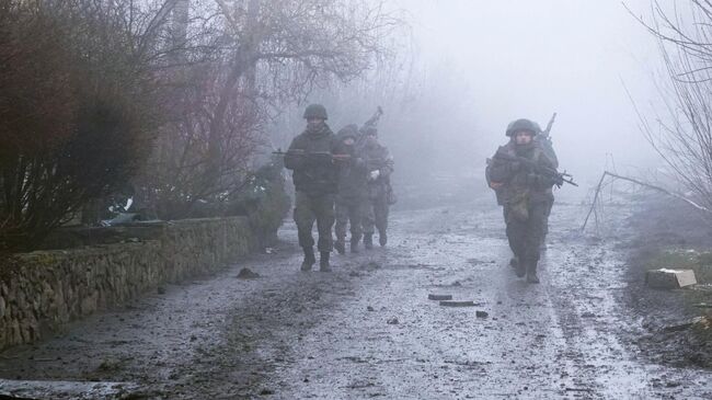 Военнослужащие народной милиции ДНР проводят зачистку Волновахи