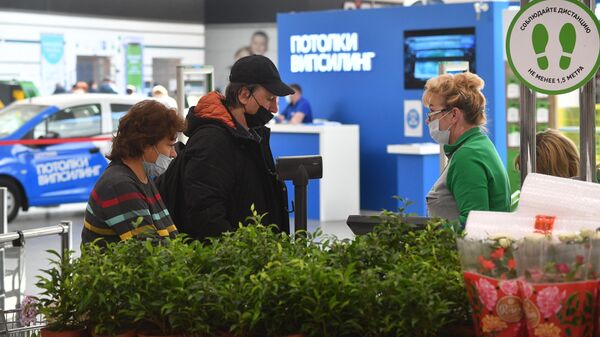 Покупатели оплачивают товар на кассе в магазине Леруа Мерлен Сокольники в Москве
