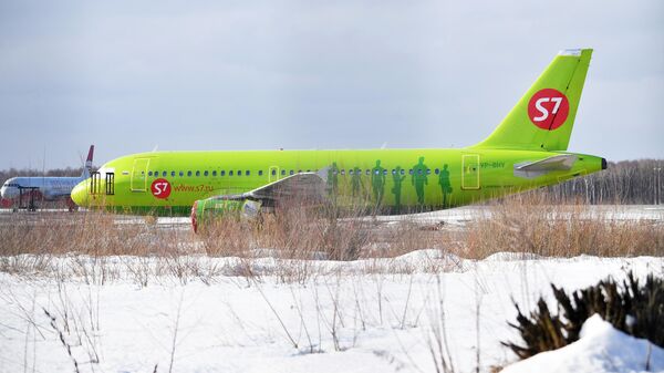 Самолет Airbus A319 авиакомпании S7 в Московском аэропорту Домодедово имени М. В. Ломоносова
