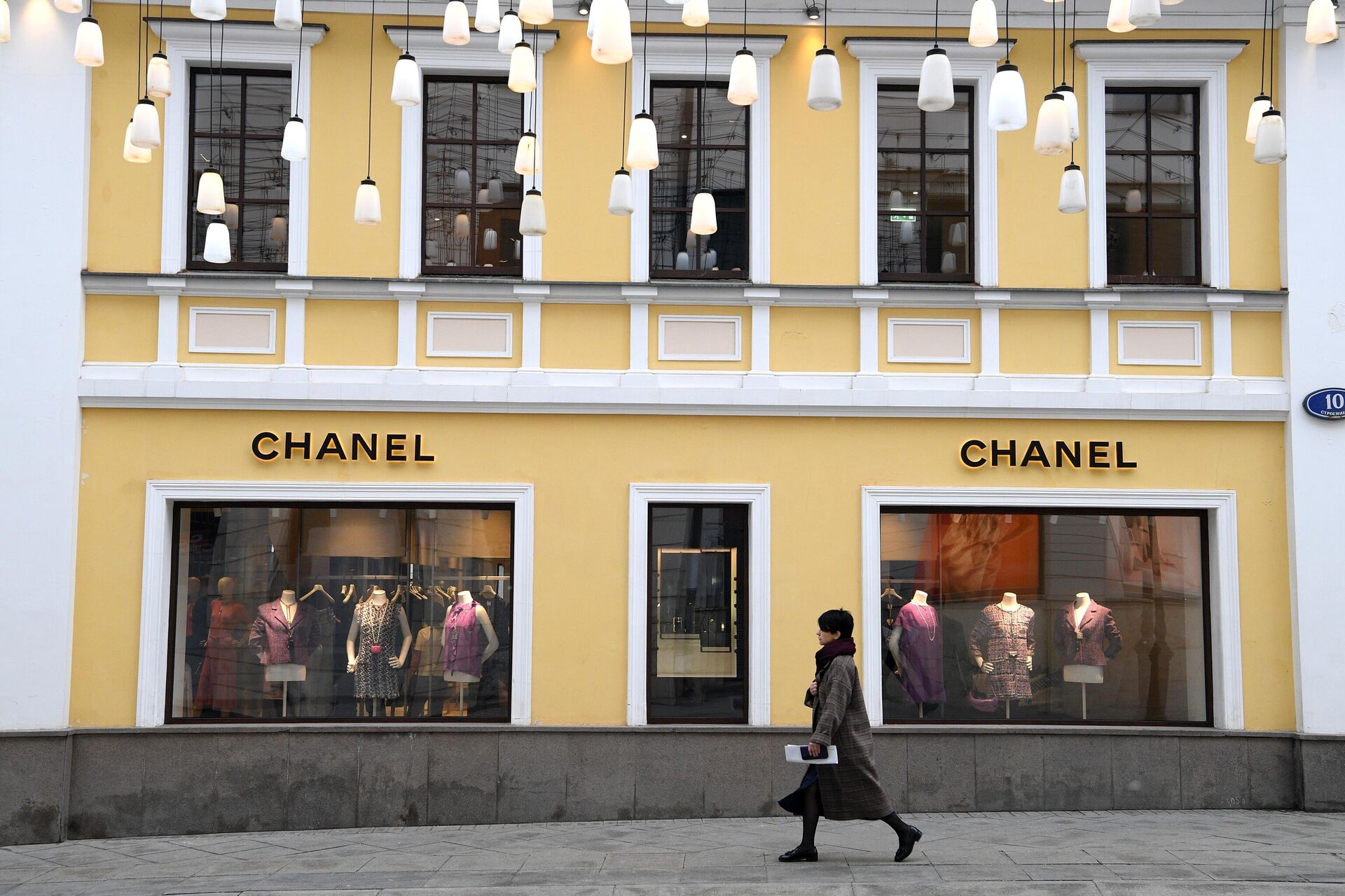 Девушка идет вдоль магазина Chanel в Москве - РИА Новости, 1920, 27.04.2022
