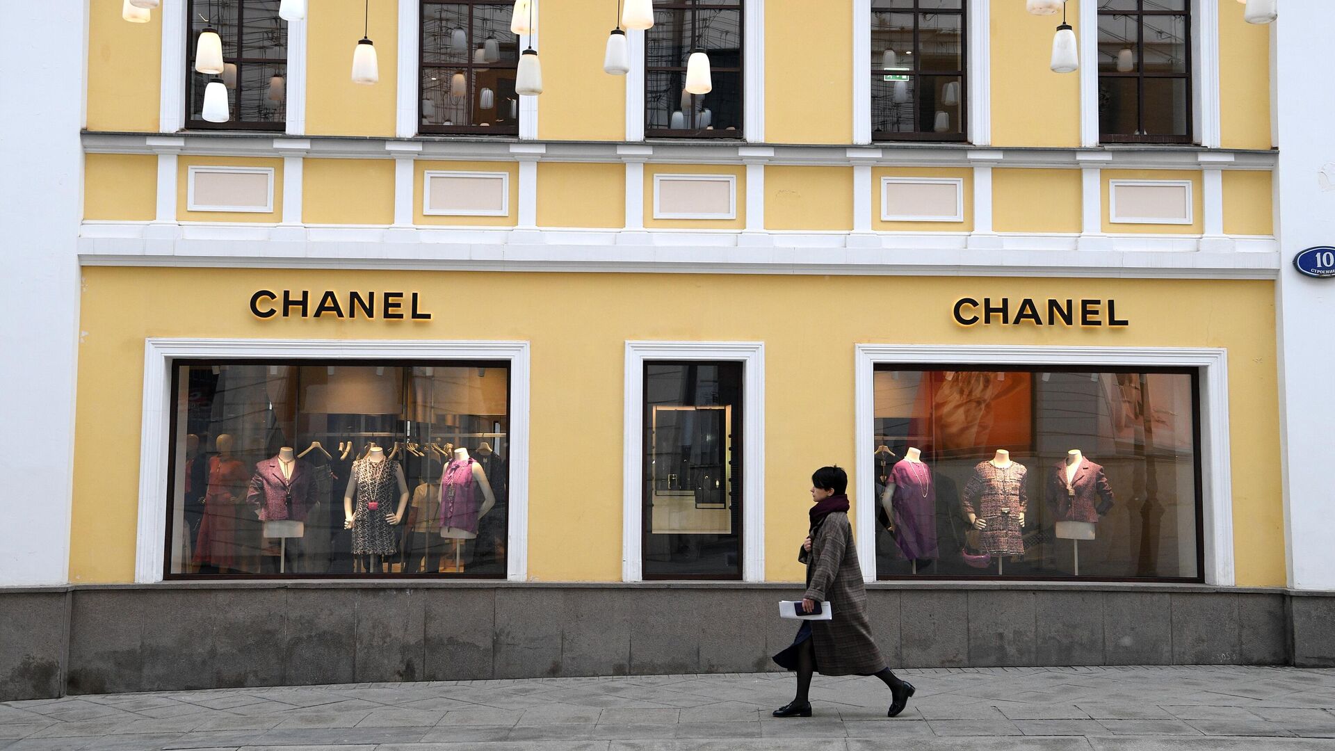 Девушка идет вдоль магазина Chanel в Москве - РИА Новости, 1920, 10.03.2022