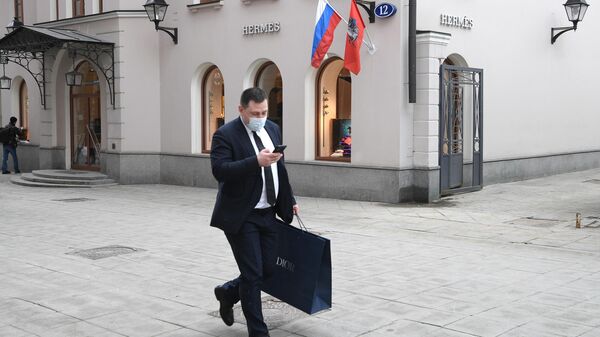 Мужчина с фирменным пакетом Dior в Москве