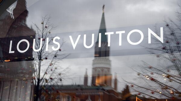 Логотип Louis Vuitton в витрине ГУМа в Москве