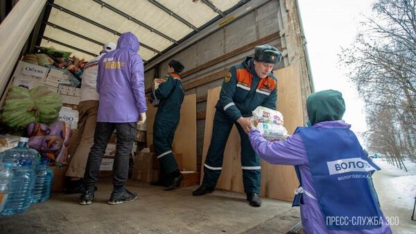 Погрузка гуманитарной помощи, собранной вологжанами для жителей Донбасса