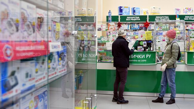 Люди закупают в аптеке лекарства, Москва