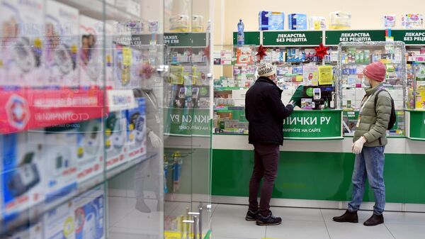 Люди закупают в аптеке лекарства, Москва