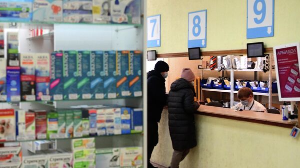 Люди закупают в аптеке лекарства