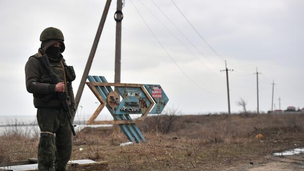 Военнослужащий народной милиции ДНР на дороге у освобожденного села в Донецкой народной республике