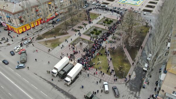 Выдача гуманитарной помощи местным жителям на площади Победы в Мелитополе