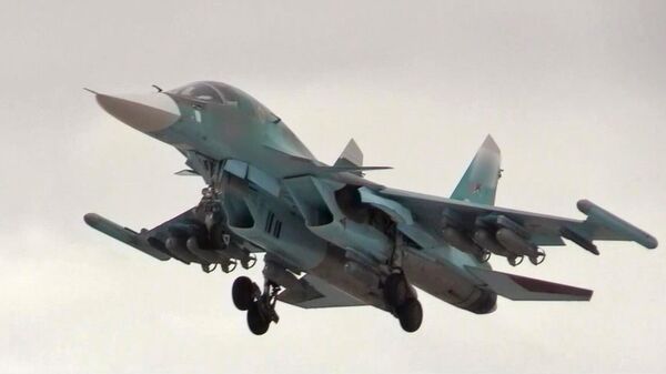 Российский бомбардировщик Су-34 вылетает с аэродрома