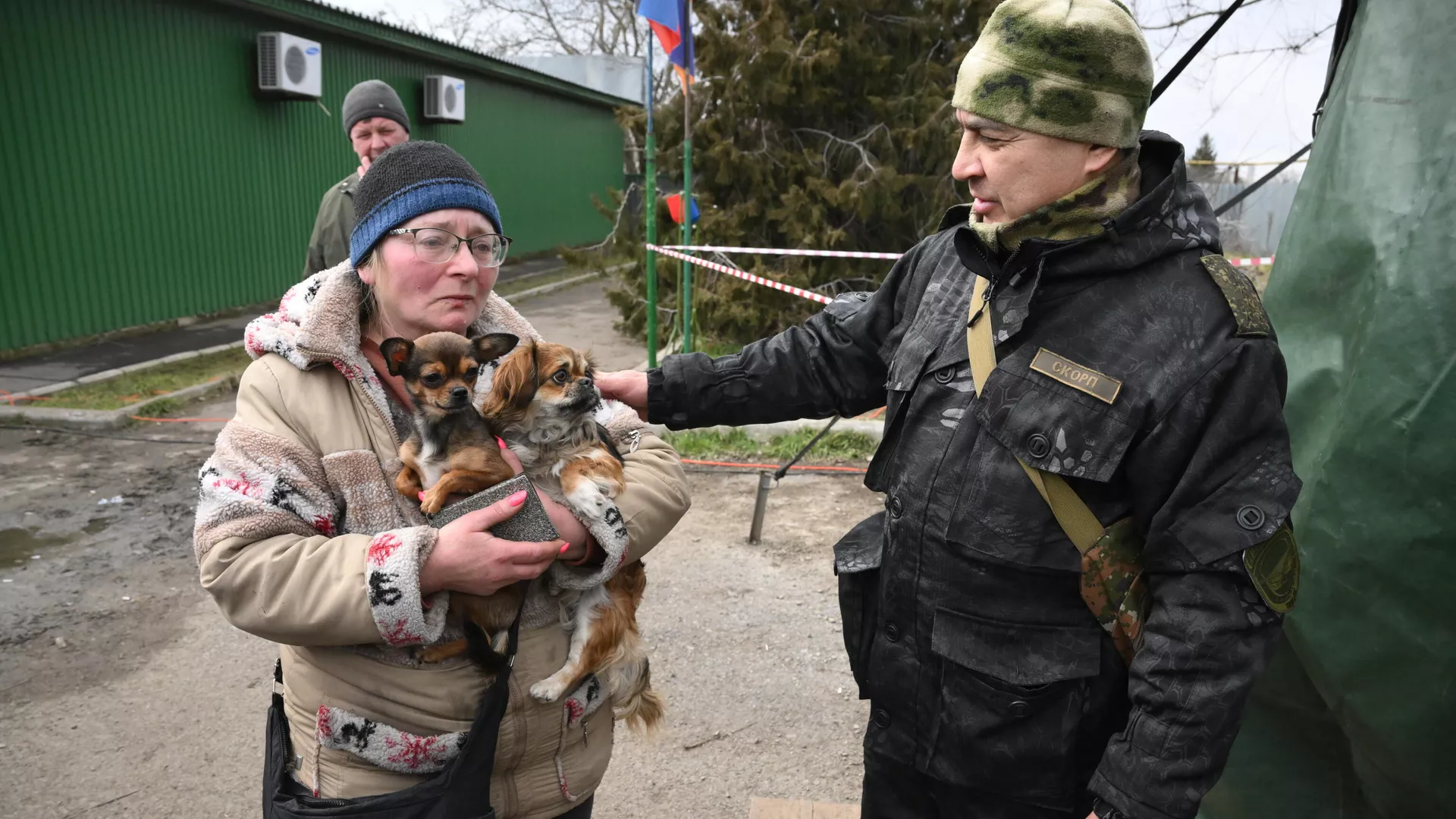 A resident of Mariupol, who independently left the city along a humanitarian corridor, which was organized by employees of the Ministry of Emergency Situations of the DPR, in the village of Bezymennoye - RIA Novosti, 1920, 03/07/2022
