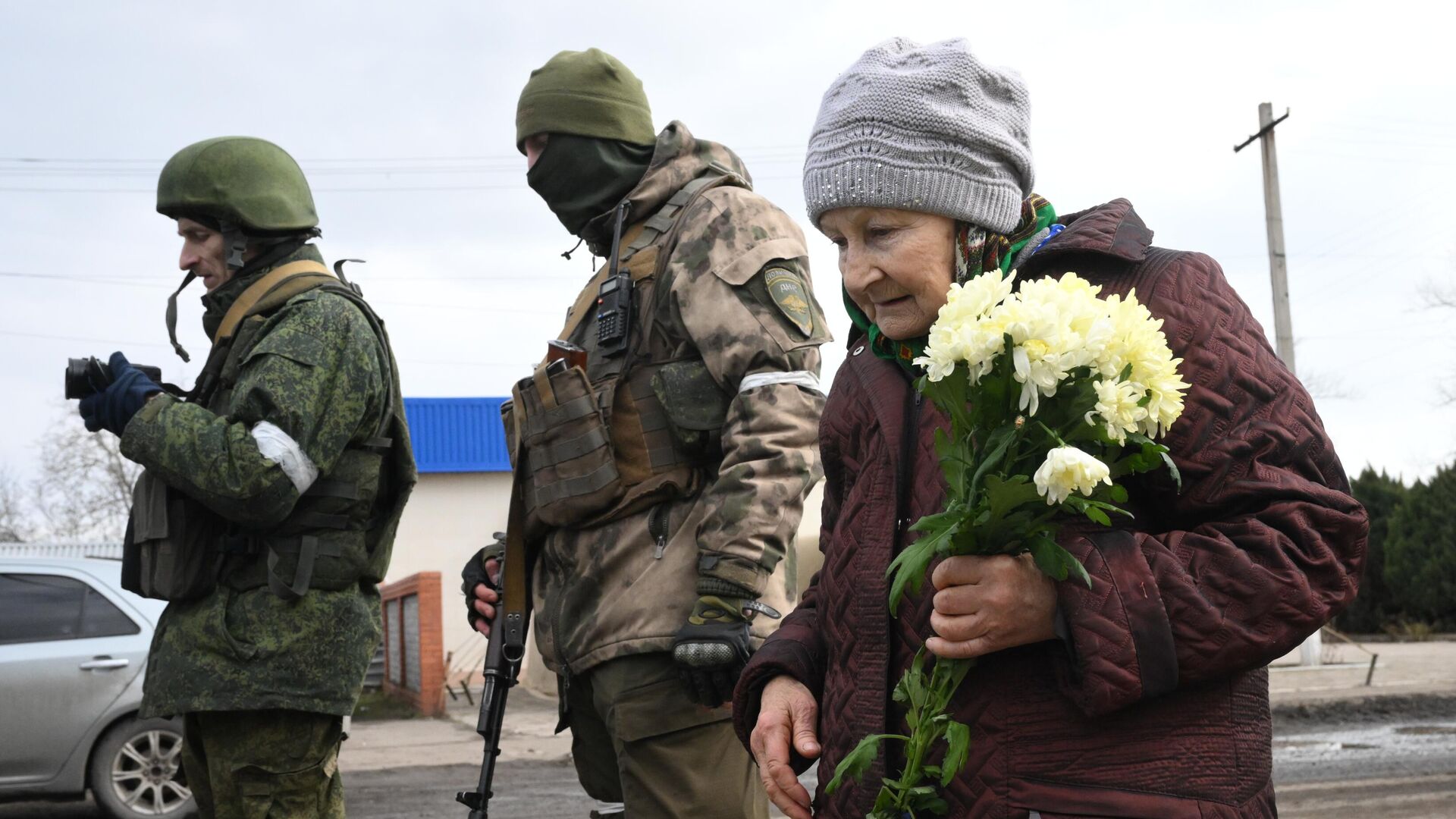 Передают риа новости. Украинские военные. Российские военные помогают. Встреча российских военных. Российские военные на Украине 2022.