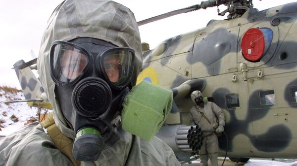 Украинские военные в защитных костюмах. Архивное фото