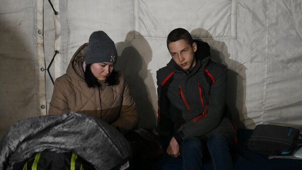 Беженцы в специальном пункте, который организовали сотрудники МЧС ДНР