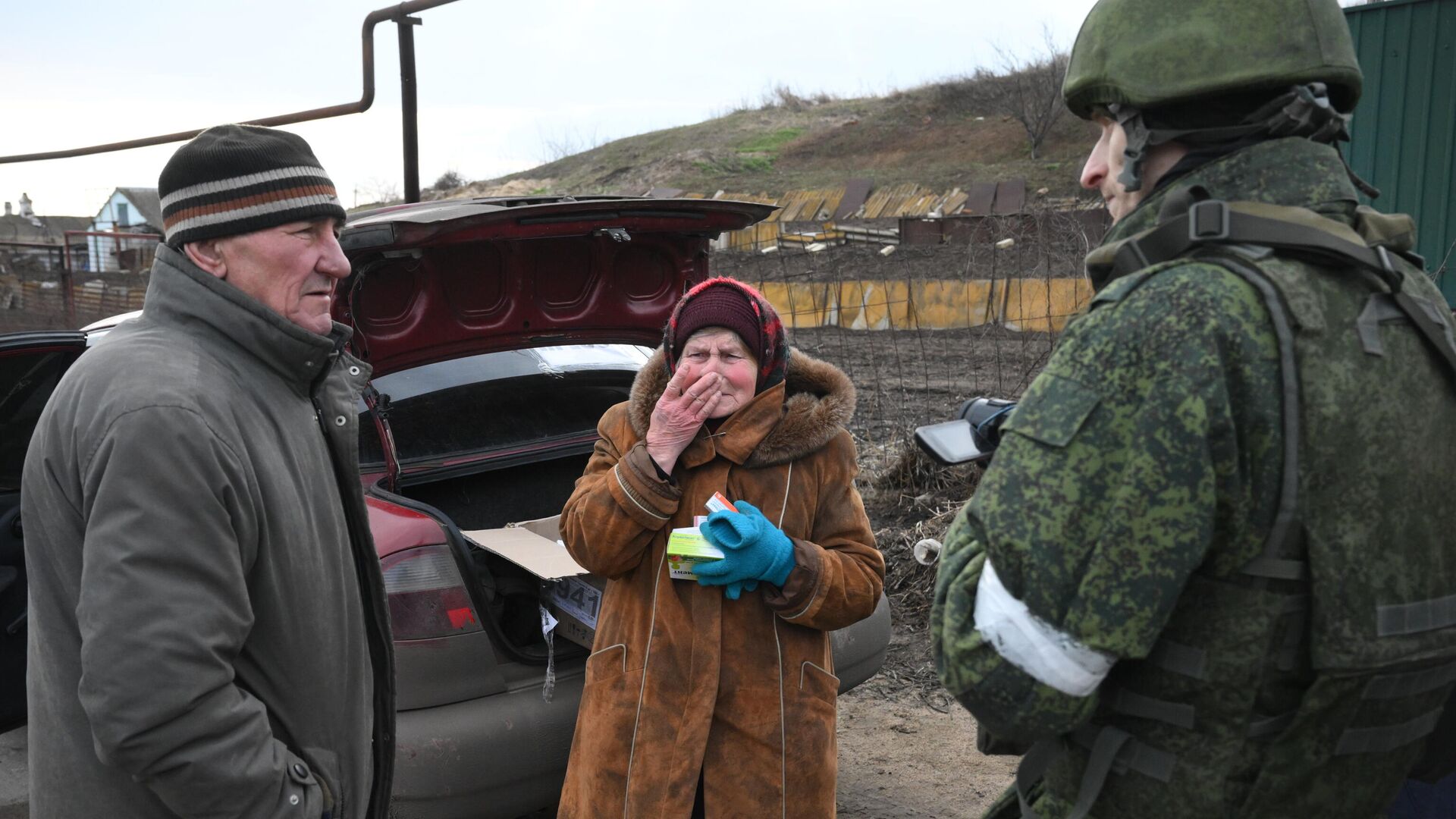 Жительница освобожденного села Первомайское получает гуманитарную помощь - РИА Новости, 1920, 07.03.2022