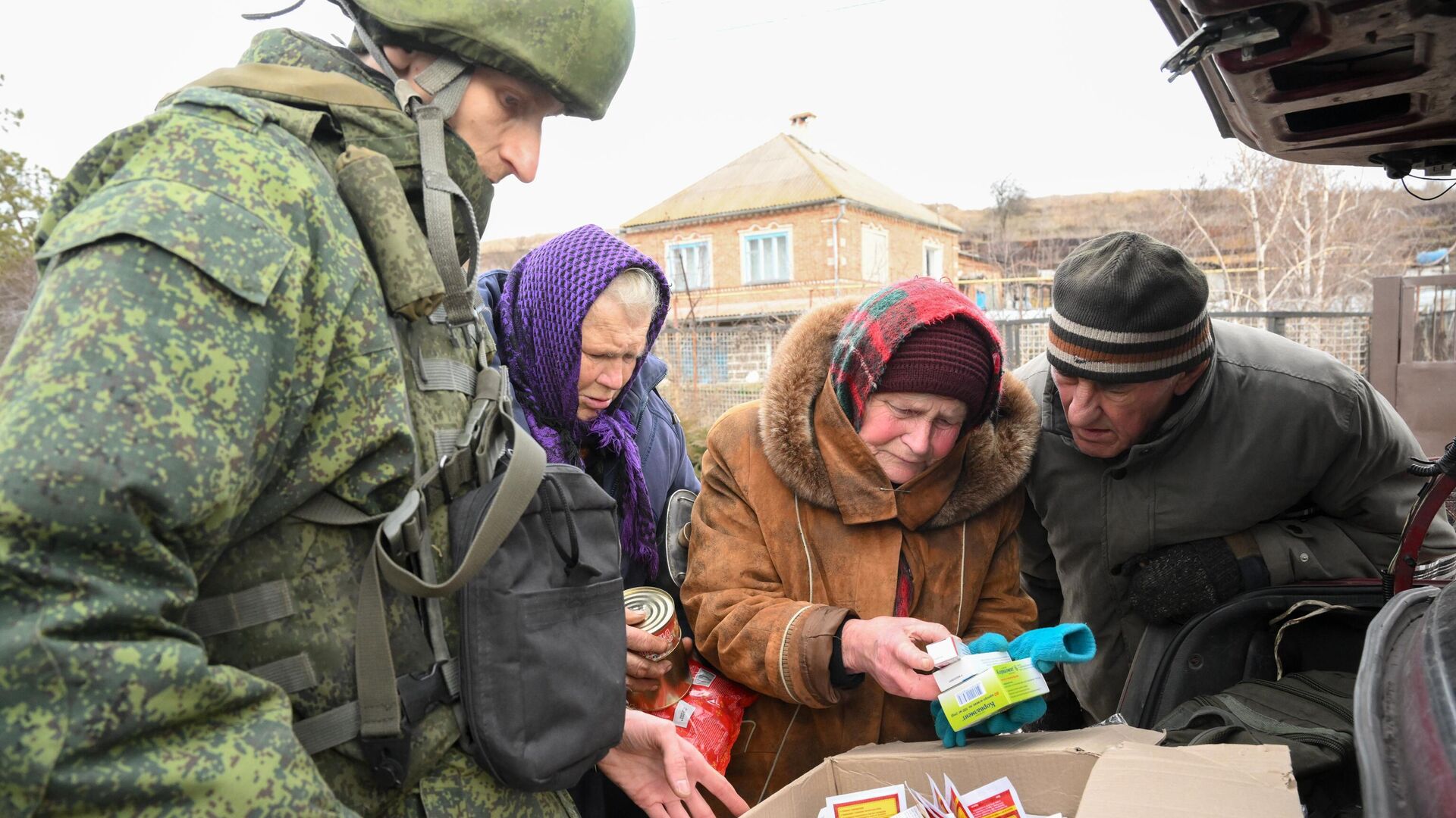 Жители освобожденного села Первомайское получают гуманитарную помощь - РИА Новости, 1920, 25.05.2022