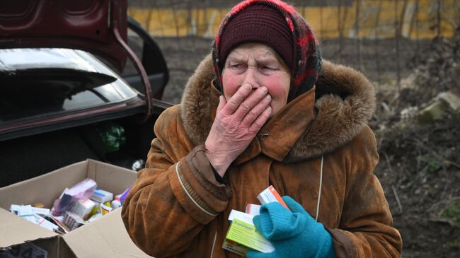 Жительница освобожденного села Первомайское получает гуманитарную помощь