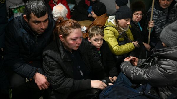 Беженцы из Мариуполя, добравшиеся до специального пункта, который организовали сотрудники МЧС ДНР