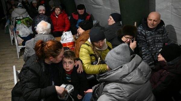 Беженцы из Мариуполя, добравшиеся до специального пункта, который организовали сотрудники МЧС ДНР