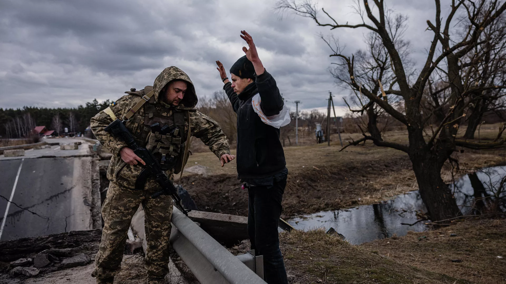 Украинский военнослужащий обыскивает мирного жителя недалеко от города Бровары, Украина - РИА Новости, 1920, 07.03.2022
