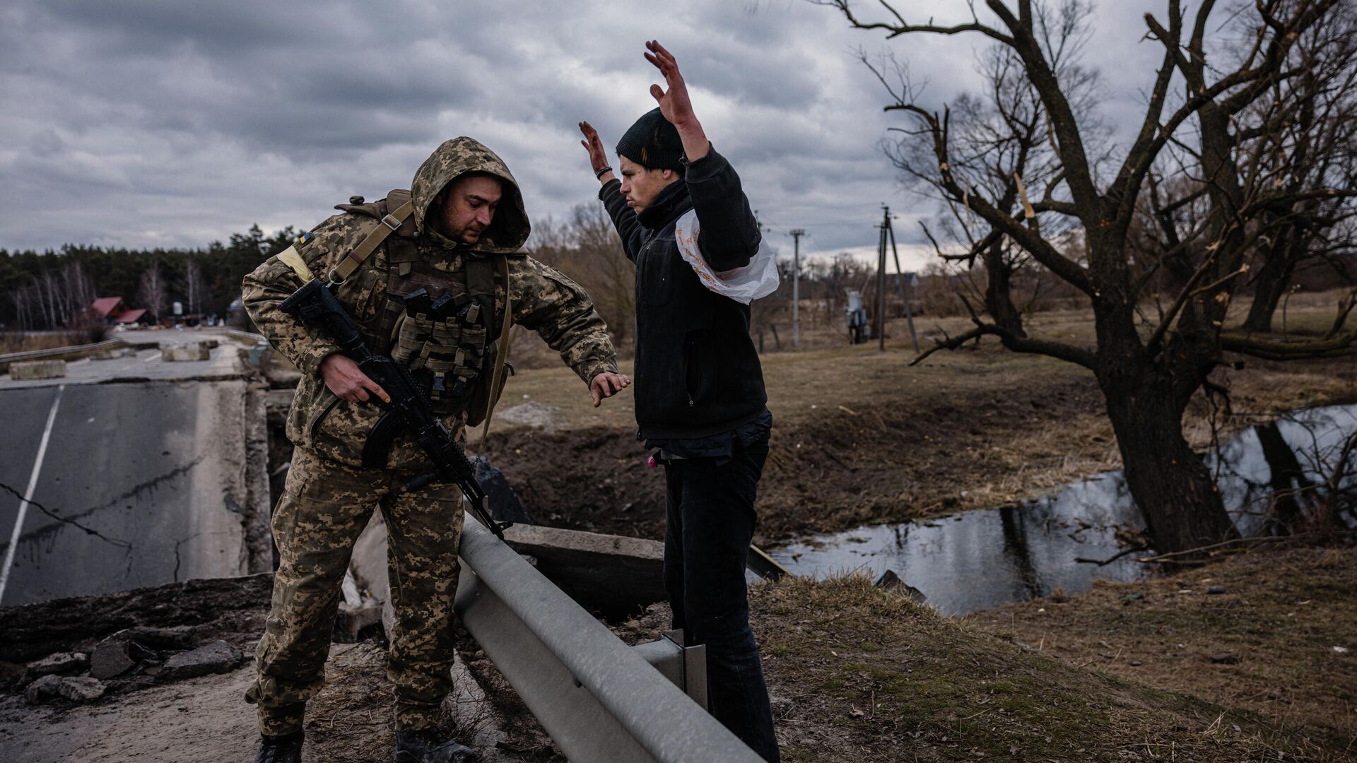 Украинский военнослужащий обыскивает мирного жителя недалеко от города Бровары, Украина - РИА Новости, 1920, 07.03.2022