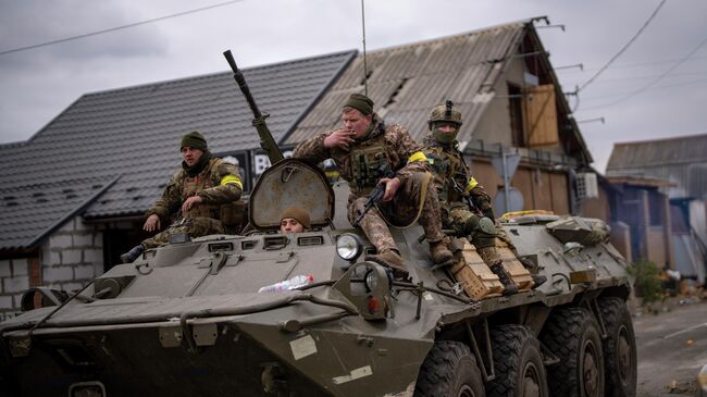 Военнослужащие ВСУ на бронетранспортере. Архивное фото