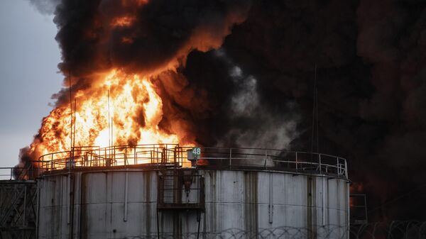 Пожар на нефтебазе в Луганске