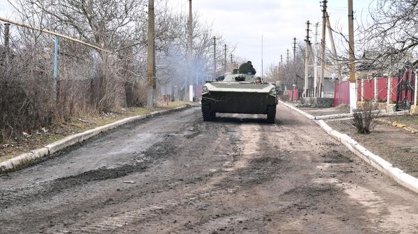 Бойцы Народной милиции ДНР на боевой машине БМП-1 едут по дороге села Бугас
