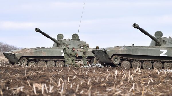 Самоходные артиллерийские установки сил ДНР в поле за селом Бугас